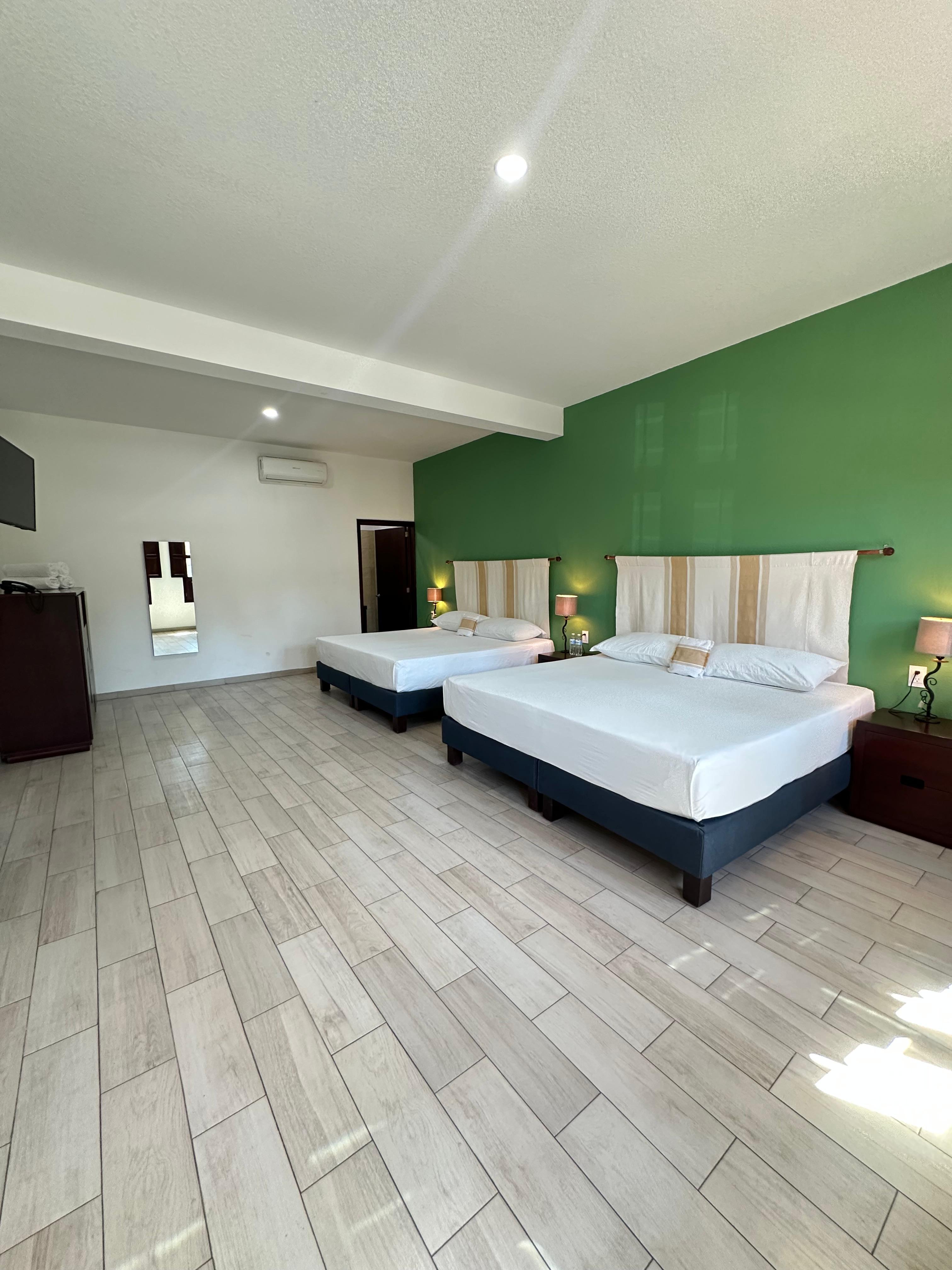 Habitación con dos camas king size, ideal para